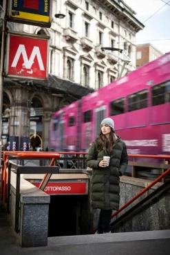 Damenmantel mit fester Kapuze